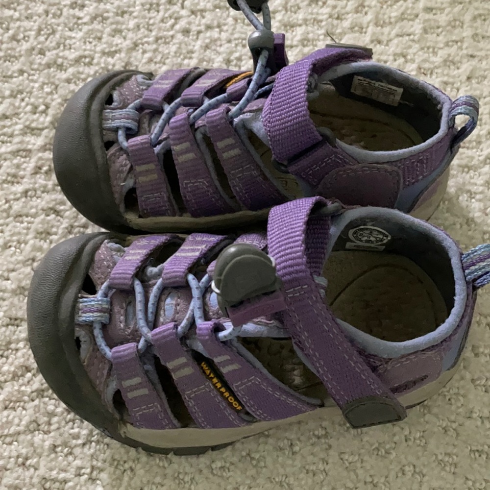 Keen girls sandals size 8